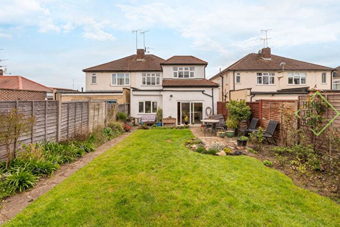 4 Bedroom Semi Detached House For Sale In Gallants Farm Road, East Barnet, Barnet, Hertfordshire, EN4