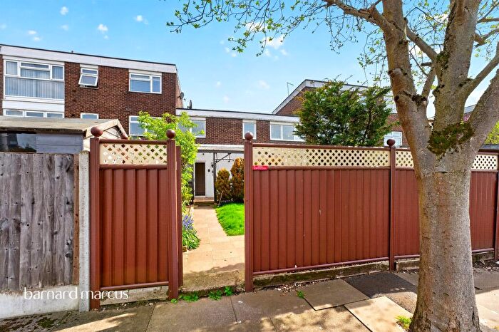 3 Bedroom Terraced House For Sale In Swan Lane, London, N20