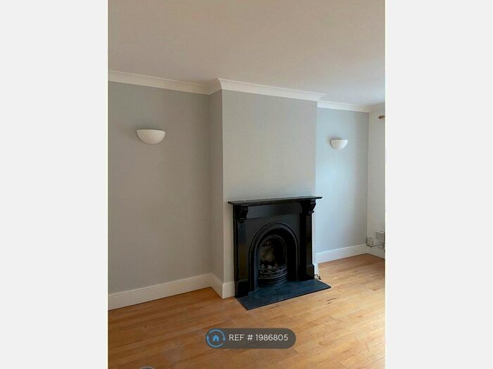3 Bedroom Flat To Rent In Wellington Road, Twickenham, TW2