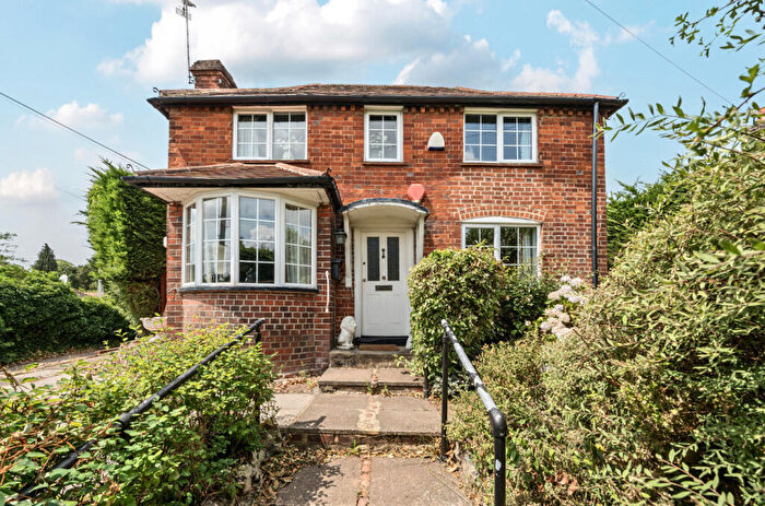 3 Bedroom Detached House For Sale In Bath Road, Knowl Hill, Reading, RG10