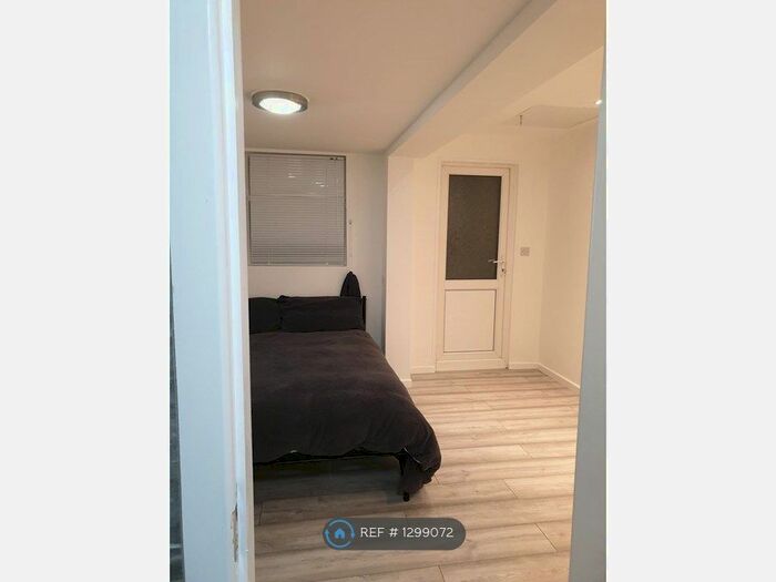 Studio To Rent In Wayfield Road, Chatham Kent ME5