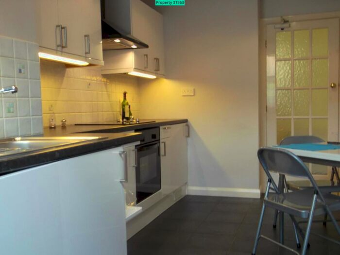 2 Bedroom Ground Flat To Rent In Friern Park, London, N12