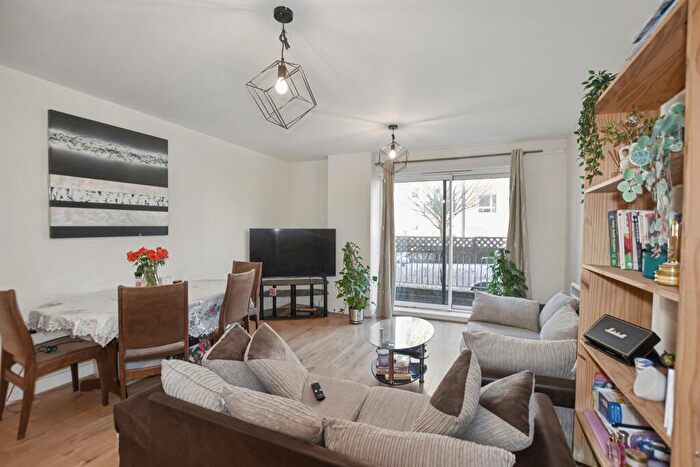 3 Bedroom Flat For Sale In Oakwood Close, London, SE13