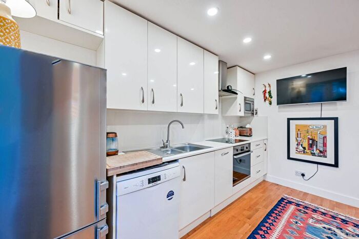 2 Bedroom Flat To Rent In Sterling Gardens, New Cross, London, SE14