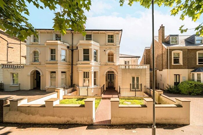 1 Bedroom Flat For Sale In Grove Crescent, Kingston Upon Thames, KT1