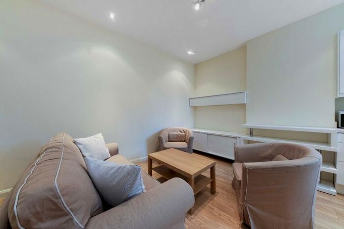 2 Bedroom Flat To Rent In Chiswick High Road, London, W4