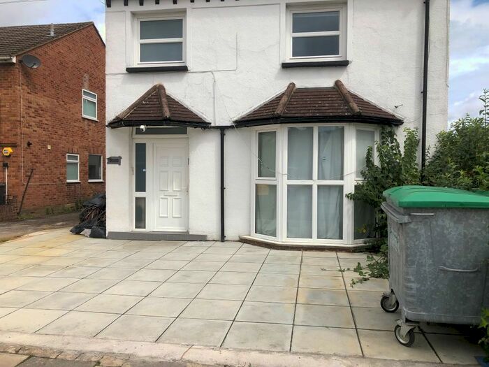 1 Bedroom Detached House To Rent In Hanworth Road, Feltham, TW13