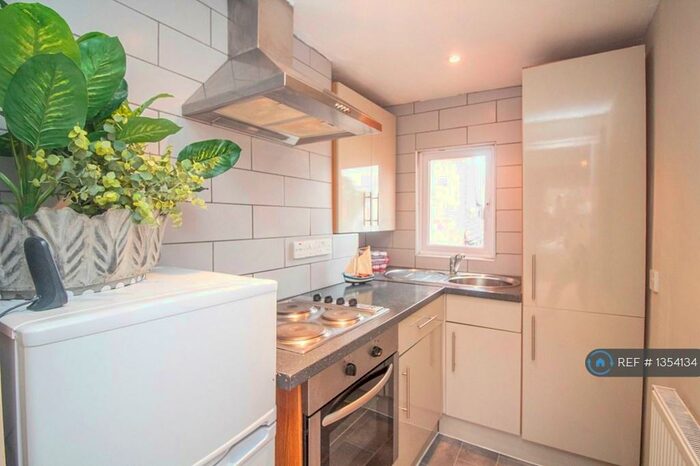 2 Bedroom Flat To Rent In High Street, Odiham, Hook, RG29