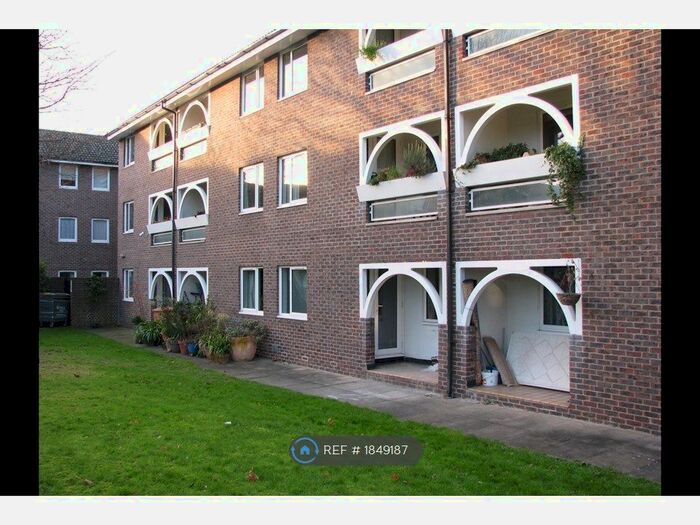 2 Bedroom Flat To Rent In Mile End Road, London, E1