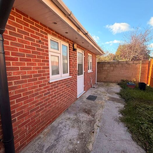 2 Bedroom Bungalow To Rent In Hounslow, TW5