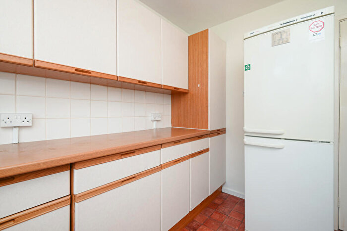 2 Bedroom Flat To Rent In Bishops Green, Bromley, BR1