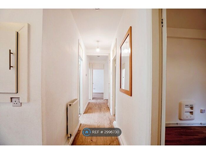3 Bedroom Flat To Rent In Broadway House, London, E8