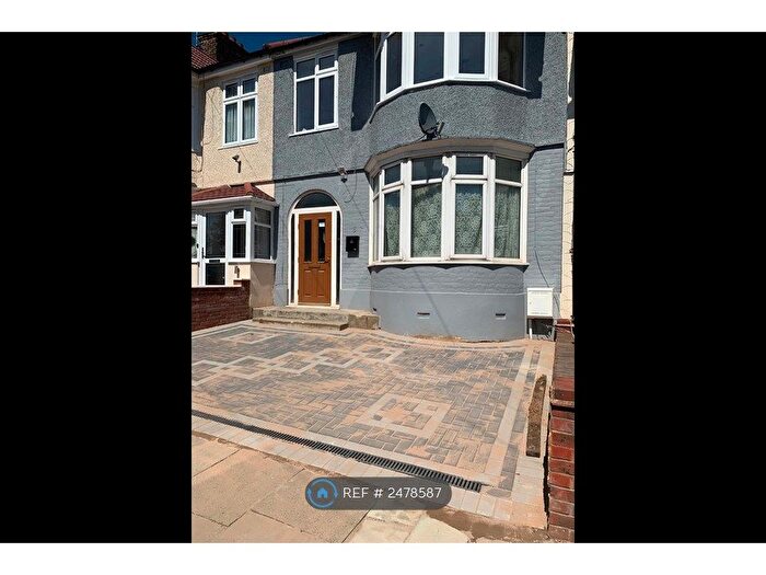 3 Bedroom Terraced House To Rent In Thornhill Gardens, London, IG11