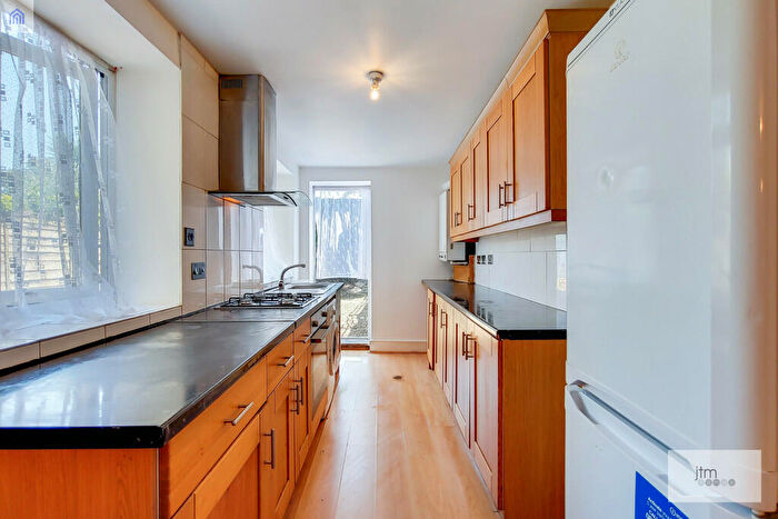 3 Bedroom Apartment To Rent In St. John's Villas, Archway, N19