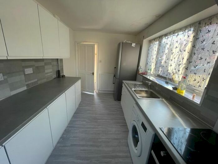 3 Bedroom Semi-Detached House To Rent In Clydesdale Road, Luton, LU4