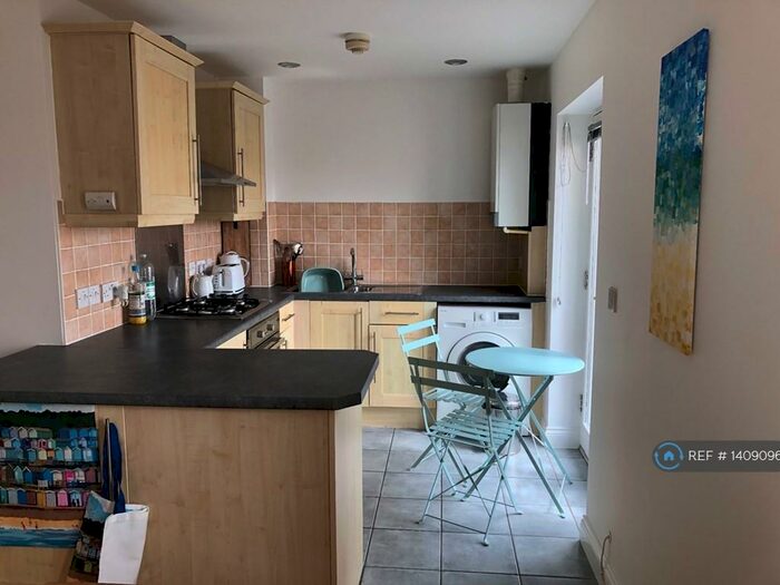 2 Bedroom Flat To Rent In Clifton Court, Walton On The Naze, CO14