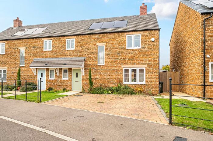 3 Bedroom Semi Detached House For Sale In Banbury, Oxfordshire, OX16