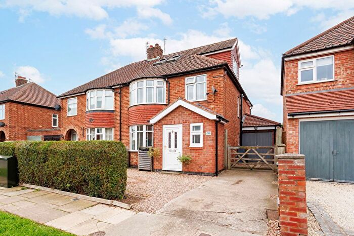 4 Bedroom Semi Detached House For Sale In Penyghent Avenue, York, YO31
