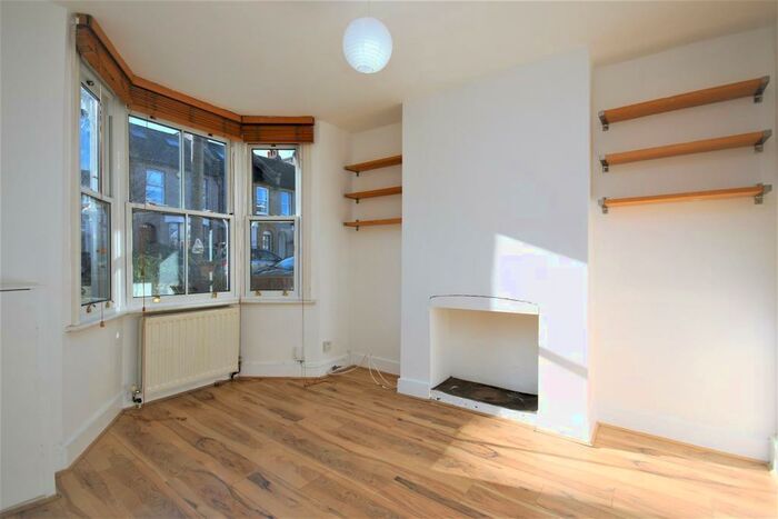 2 Bedroom House To Rent In Richmond Road, N11