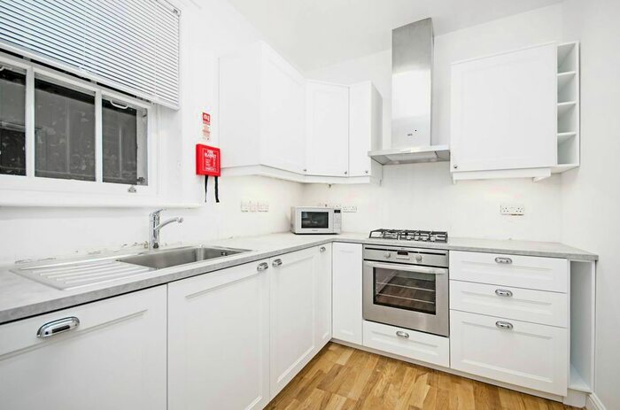 3 Bedroom Flat To Rent In Cambridge Gardens, North Maida Vale, London, NW6