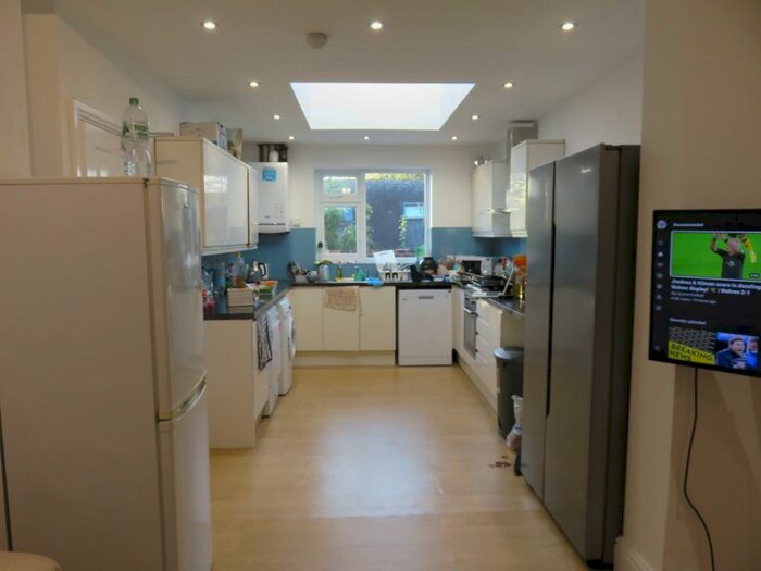 6 Bedroom Semi-Detached House To Rent In Harrington Drive, Nottingham, NG7