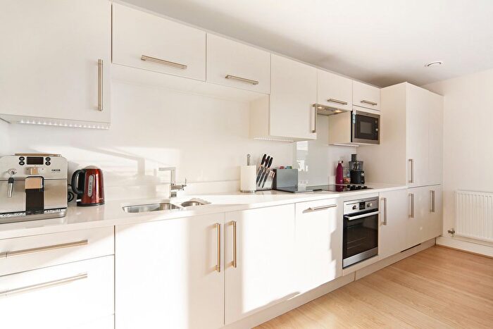 2 Bedroom Flat To Rent In Knightley Walk, London, SW18