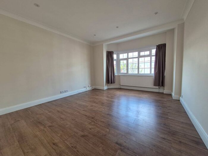 2 Bedroom Flat To Rent In Waverley Court, EN2
