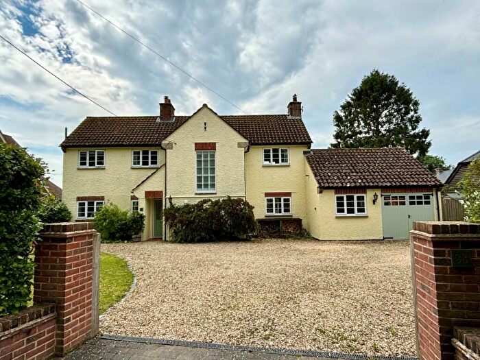 3 Bedroom Detached House For Sale In Eastcourt, Burbage, SN8