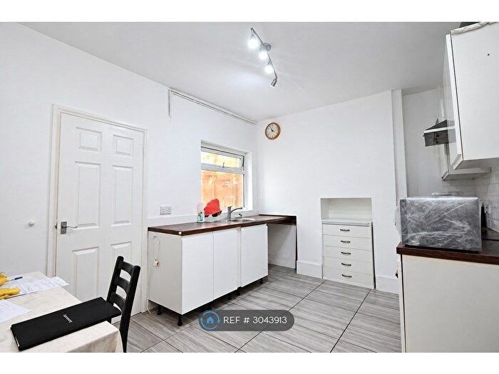 2 Bedroom Semi-detached House To Rent In Hazel Road, Erith, DA8