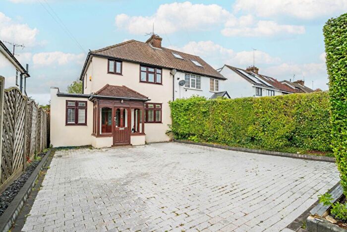 3 Bedroom Semi-Detached House For Sale In Radlett Road, Frogmore, St. Albans, Hertfordshire, AL2