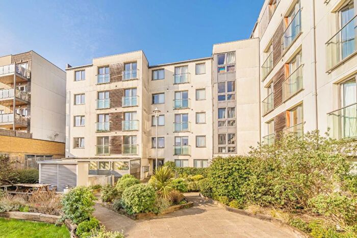 2 Bedroom Flat For Sale In Garden Road, Richmond, TW9