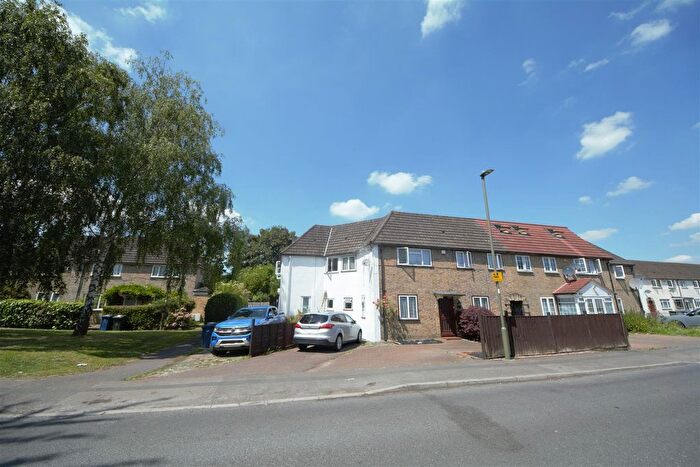 3 Bedroom End Of Terrace House To Rent In Upway, London, N12