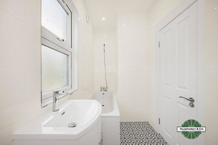 3 Bedroom Flat To Rent In Blyth Road, Walthamstow, E17