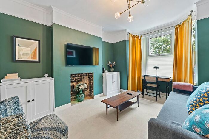 1 Bedroom Flat For Sale In Goodwin Road, Shepherd's Bush, London, W12
