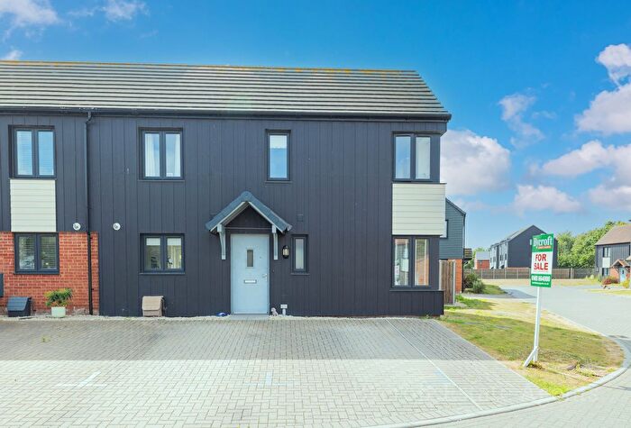 3 Bedroom Semi-Detached House For Sale In Wainscot Drive, Bradwell, NR31