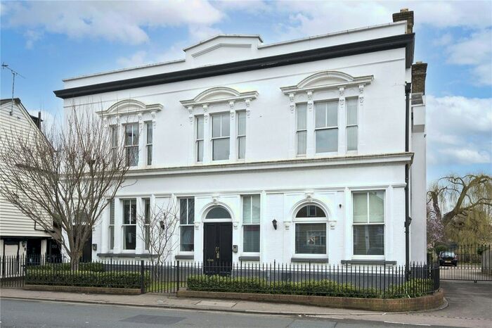 2 Bedroom Flat To Rent In Kings Court Mews, Bridge Road, East Molesey, Surrey, KT8