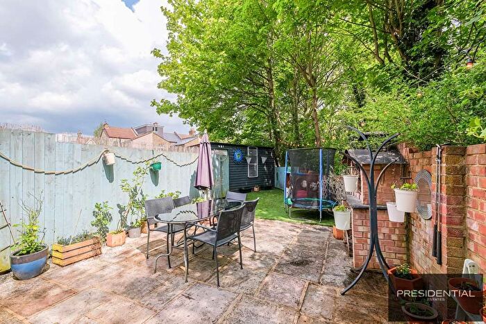 3 Bedroom End Of Terrace House For Sale In Hale End Road, Highams Park, E4