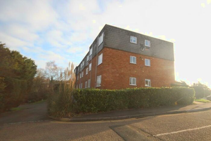 2 Bedroom Flat To Rent In Budleigh Court, Brentwood, Essex, CM14