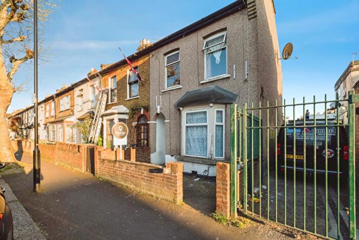 2 Bedroom Flat For Sale In Stanley Road, Manor Park, London, E12