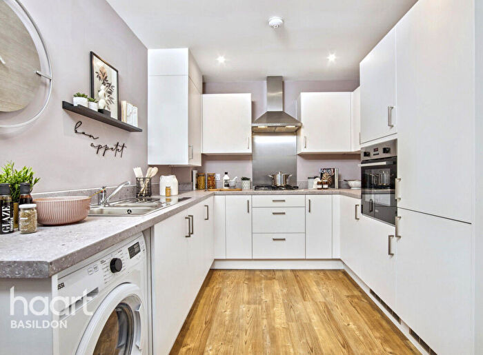 3 Bedroom Semi-Detached House For Sale In The Hillard, Fobbing, SS17