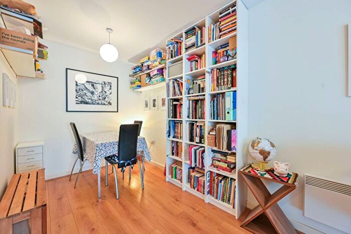 2 Bedroom Flat For Sale In Highwood Close, East Dulwich, London, SE22