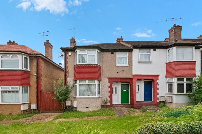 2 Bedroom Maisonette For Sale In Carr Road, Northolt, UB5