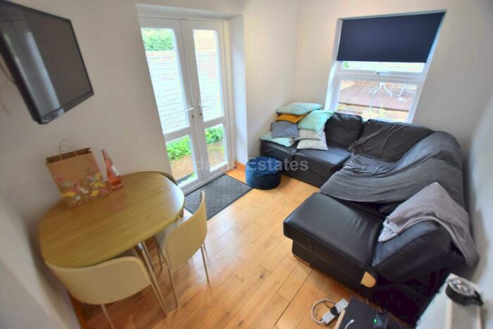4 Bedroom Terraced House To Rent In Donnington Gardens, Reading, RG1