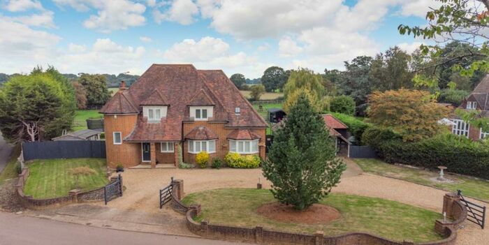 5 Bedroom Detached House For Sale In Lawrence End Road, Peters Green, Hertfordshire, LU2