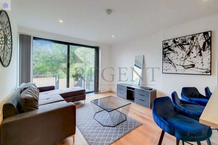 4 Bedroom Apartment To Rent In Hendon Way, Barnet, NW4