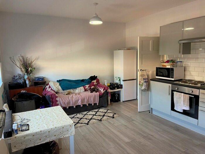 1 Bedroom Flat To Rent In Hallswelle Parade, Finchley Road, London, NW11