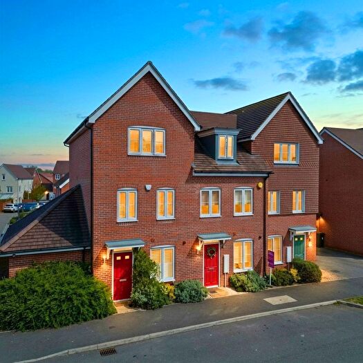 3 Bedroom Town House For Sale In Forest Road, Woodley, Reading, RG5