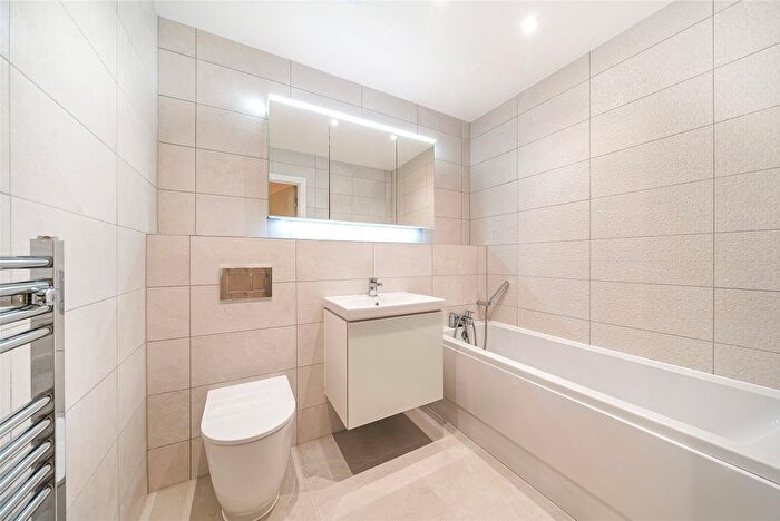 2 Bedroom Flat For Sale In Mount Harry Road, Sevenoaks, Kent, TN13