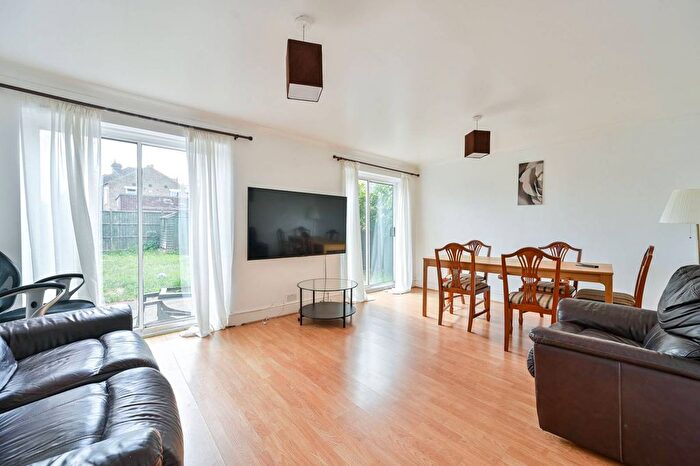 2 Bedroom Flat To Rent In Rutland Park, Catford, London, SE6