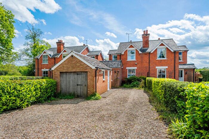 3 Bedroom Semi-Detached House For Sale In Reading Road, Finchampstead, RG40